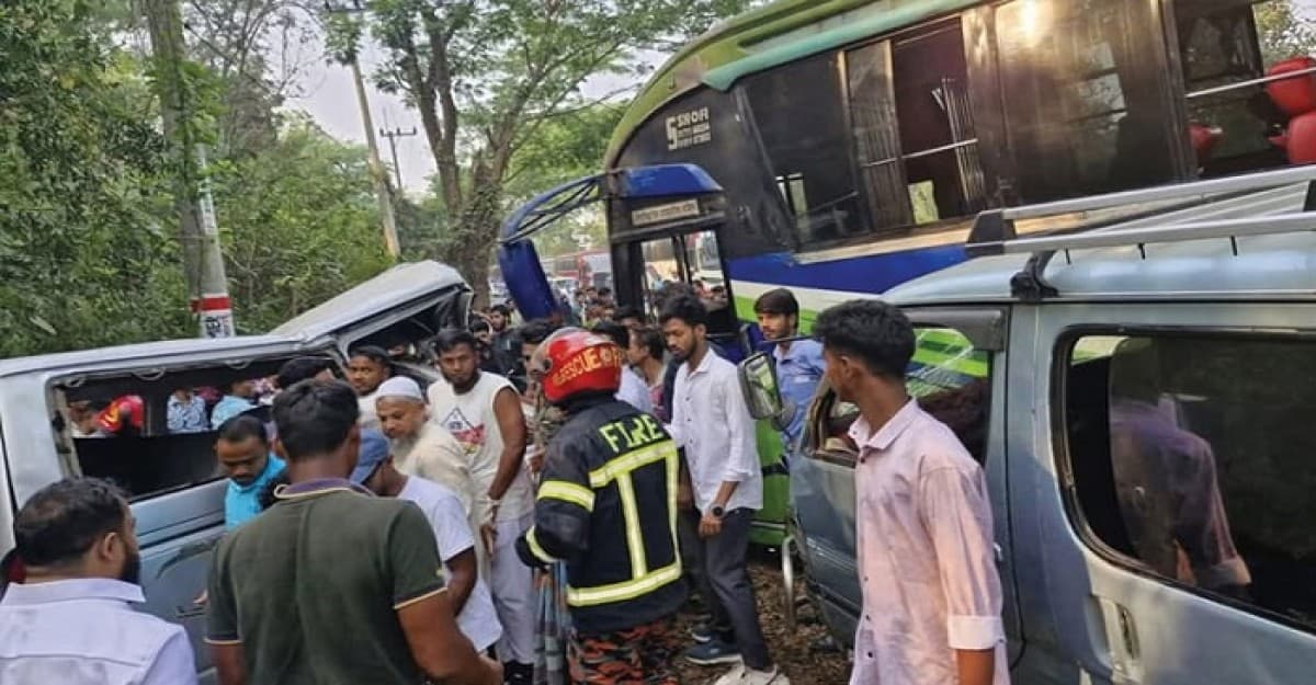 চট্টগ্রামে বাস-মাইক্রোবাস সংঘর্ষে নিহত বেড়ে ১০