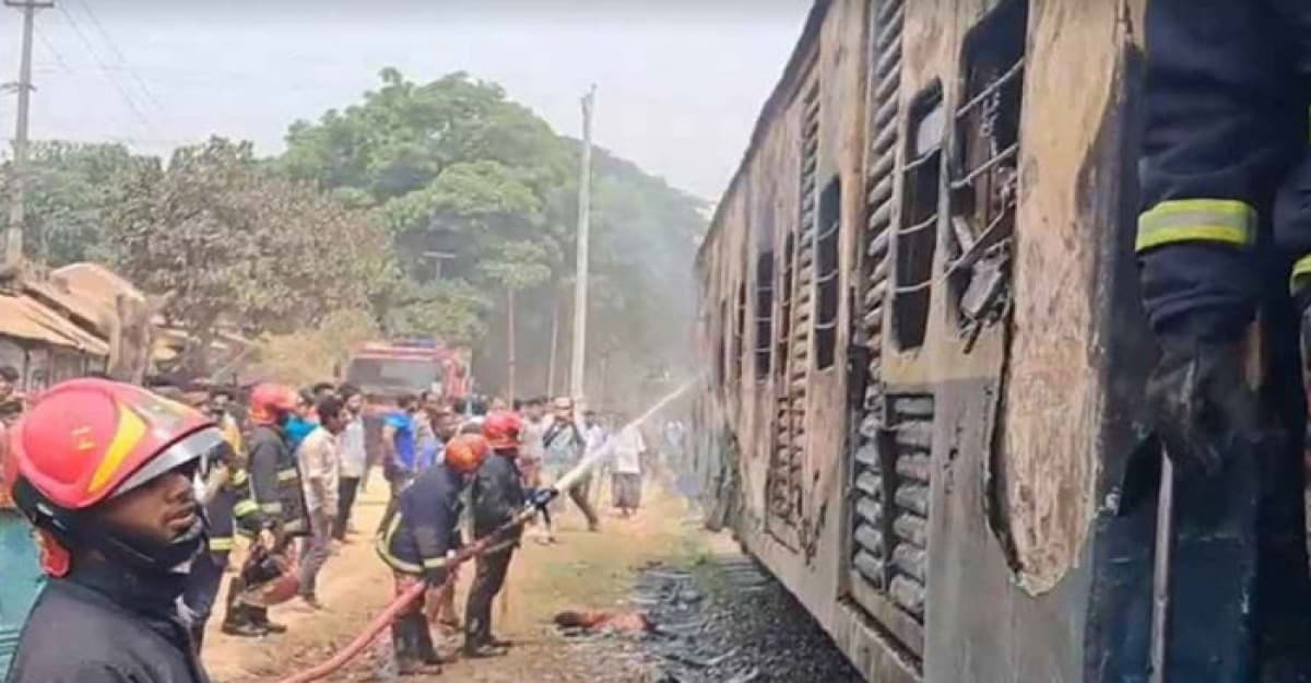 গাজীপুরে ট্রেনের পাওয়ার কারে আগুন, ঢাকা-ময়মনসিংহ রুটে চলাচল বন্ধ