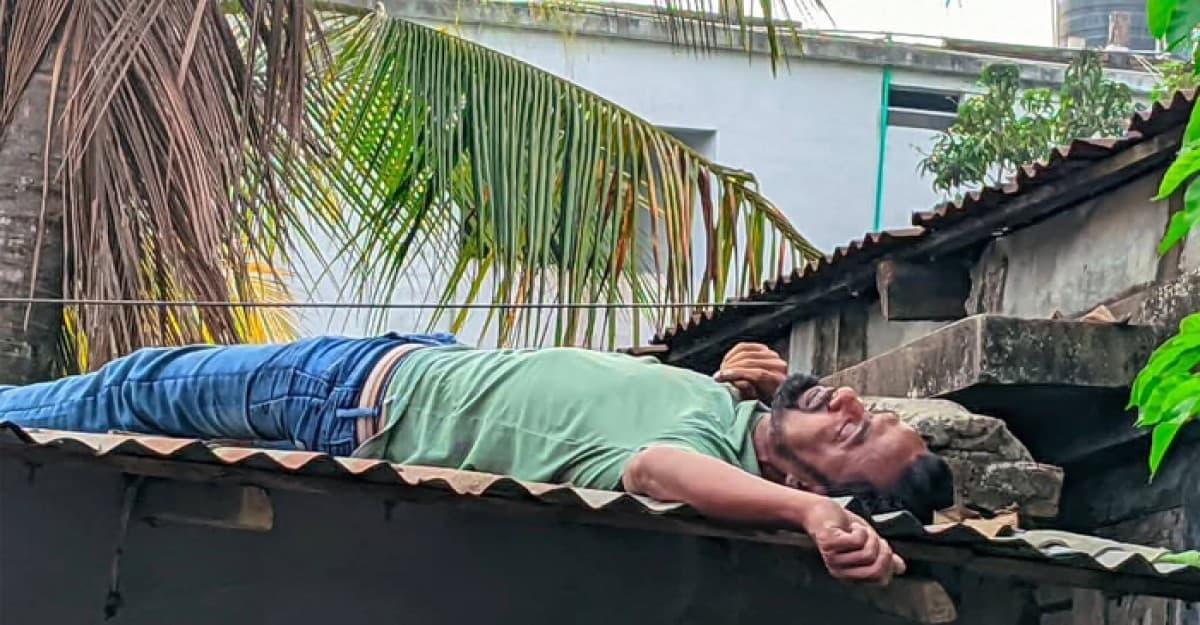 ডুমুরিয়ায় টিনের চালের উপর থেকে যুবকের লাশ উদ্ধার