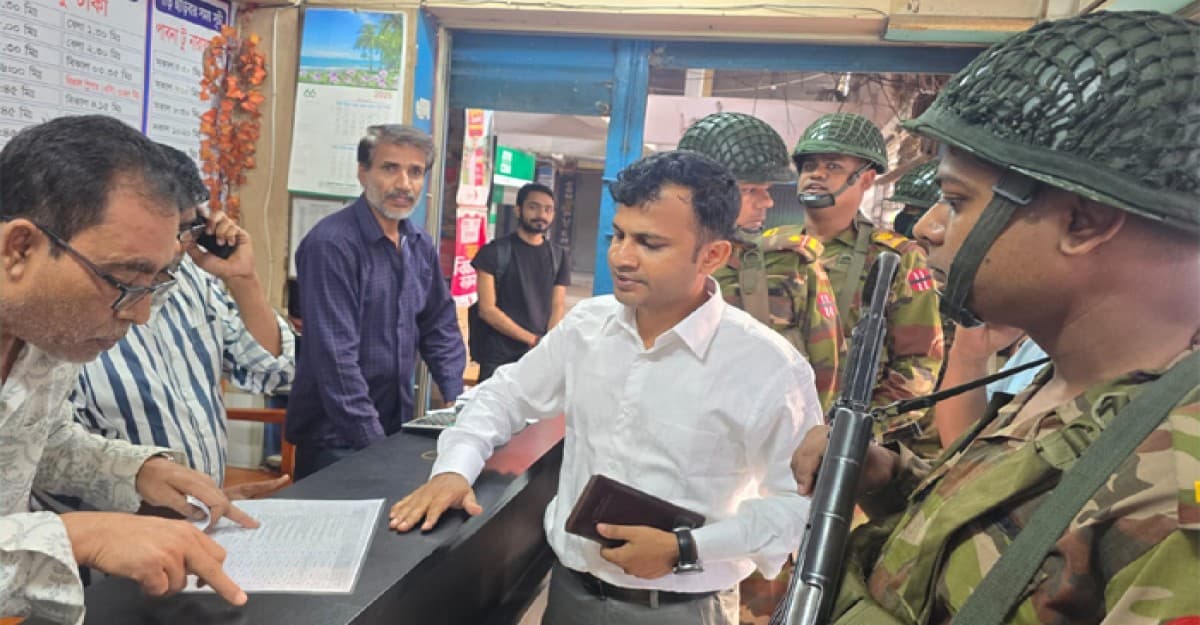 পাবনায় অক্সিলিয়ারি ফোর্সের অভিযানে বিভিন্ন পরিবহনকে জরিমানা