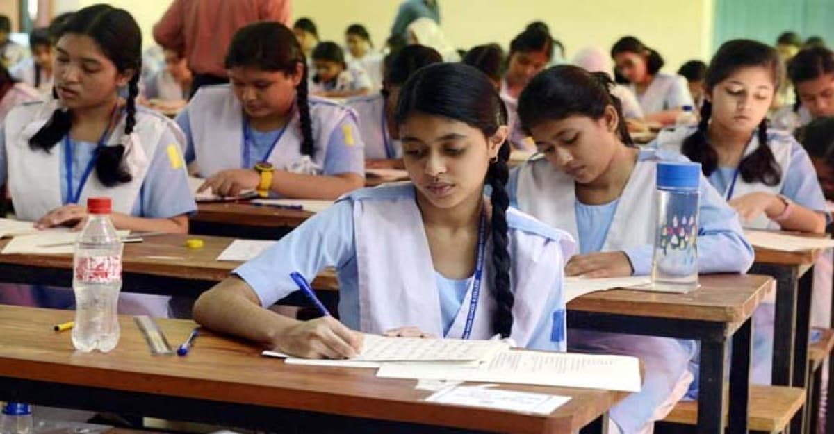 দেশজুড়ে চলছে এসএসসি ও সমমানের পরীক্ষা
