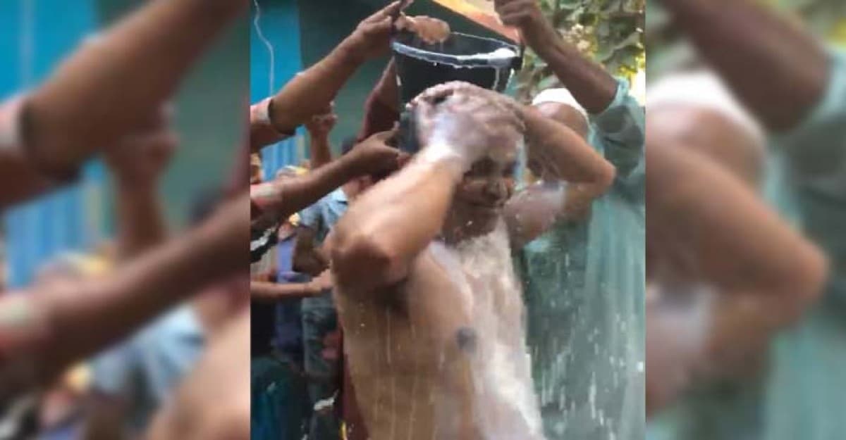 স্ত্রীর সাথে ডিভোর্স: ৫০ লিটার দুধ দিয়ে গোসল করলেন প্রবাসী