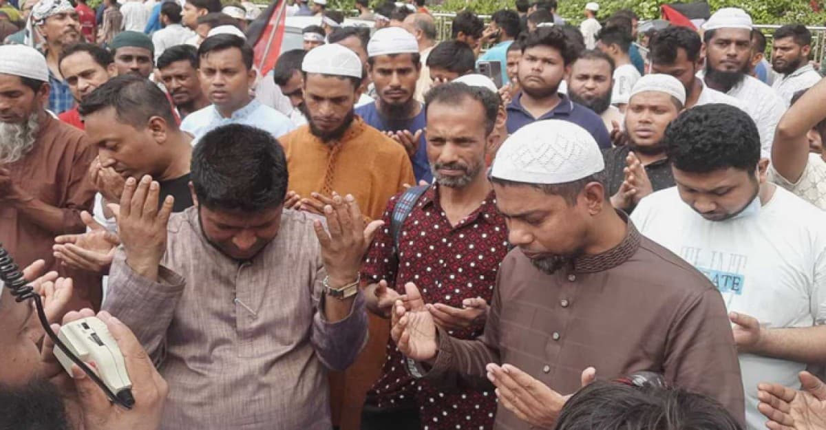 ফিলিস্তিন বাসীর শান্তি কামনায় মোনাজাতে কাঁদলেন লাখো মানুষ