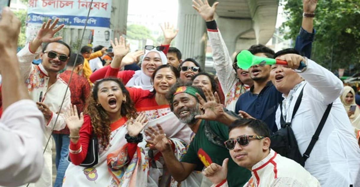 আনন্দ শোভাযাত্রায় অংশ নিয়ে বিদেশিরাও উচ্ছ্বসিত
