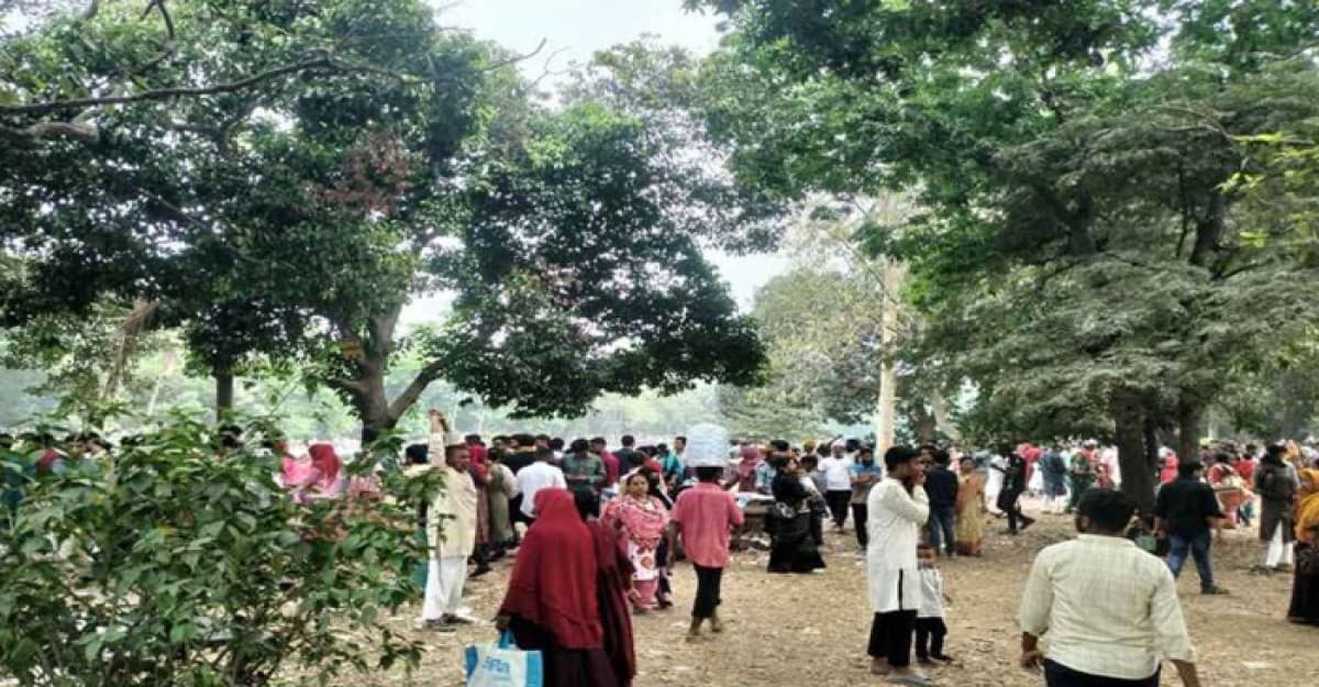 পহেলা বৈশাখের বিকেলে রমনা পার্কে দর্শনার্থীদের ভীড়