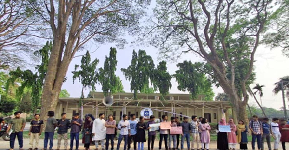 কুয়েট শিক্ষার্থীদের পাশে রাবি শিক্ষার্থীরা