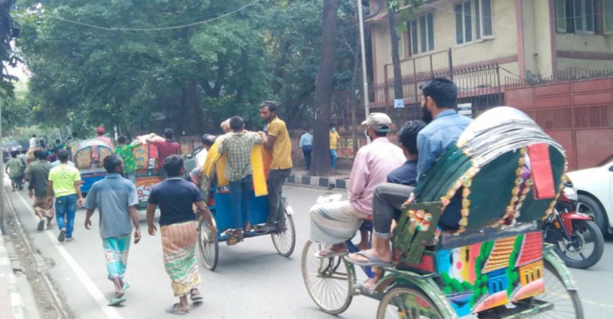 গুলশানে বন্ধ ব্যাটারি রিকশা, চালকদের প্রতিবাদ