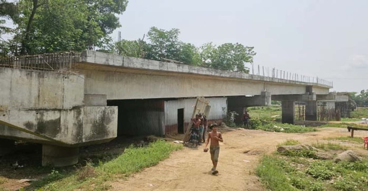 আখাউড়ায় ৫ বছরেও শেষ হয়নি ব্রিজের কাজ