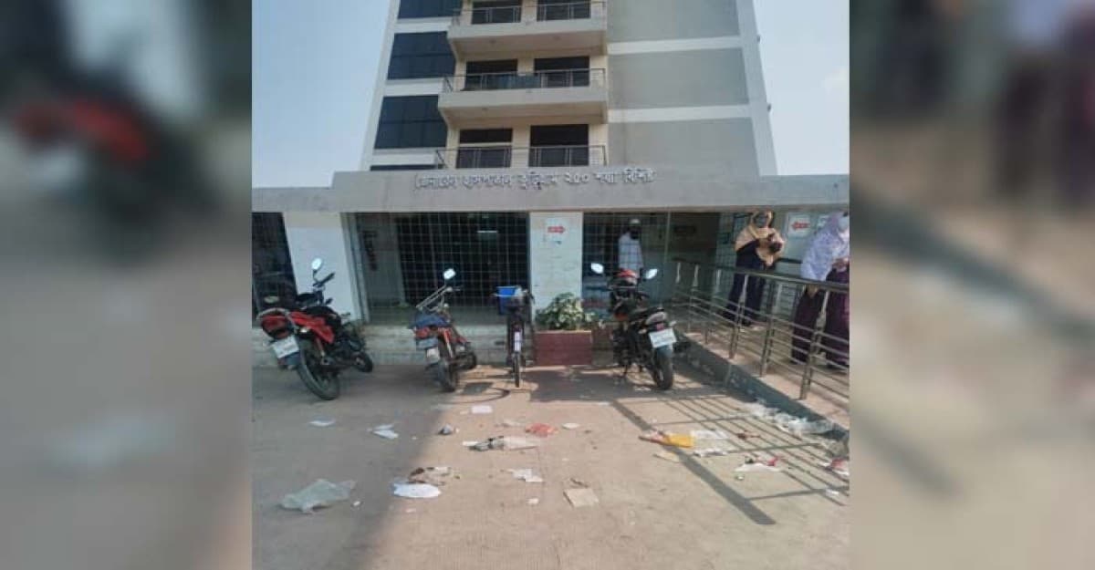 সুইপার শুন্য থাকায় কুড়িগ্রামের ২৫০ শয্যার জেনারেল হাসপাতাল যেন নিজেই রোগী