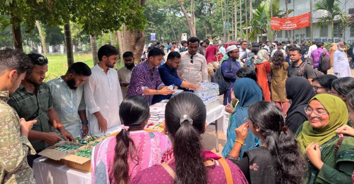 শিক্ষার্থীদের বরণ করে নিলেন ঢাবি ছাত্রদল নেতা নাছির উদ্দিন