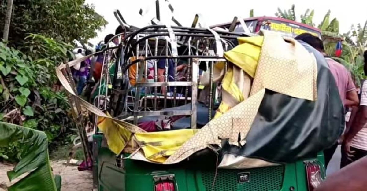 নড়াইলে সিএনজি-কাভার্ডভ্যান মুখোমুখি সংঘর্ষে নিহত ১