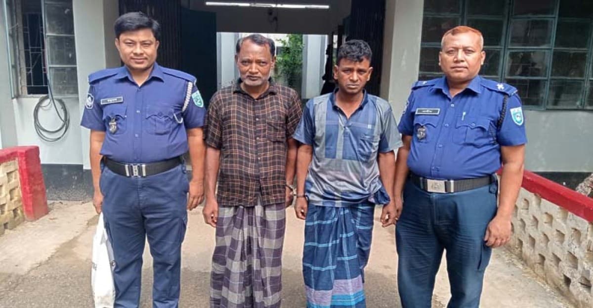 যাত্রীবাহী মাইক্রো ভেবে পুলিশের গাড়ী পথরোধ করে ডাকাতির চেষ্টা, গ্রেফতার ২