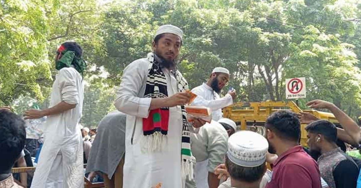 বিক্ষোভকারীদের মাঝে বিনামূল্যে পানি-স্যালাইন-বিস্কুট বিতরণ