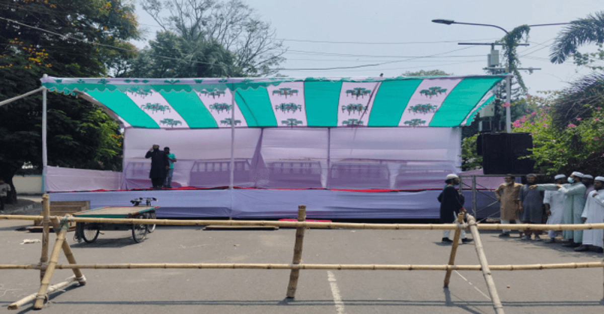 মঞ্চের সামনে অবস্থান নিয়েছেন আন্দোলনকারীরা