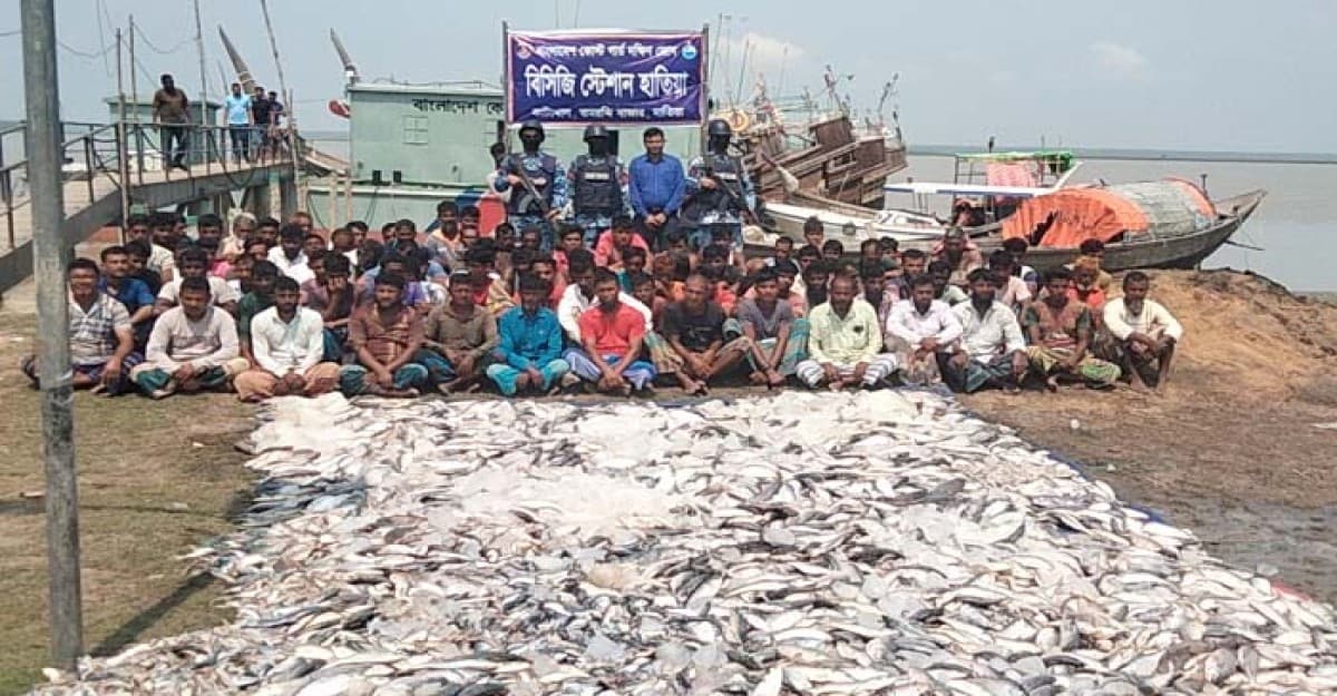 হাতিয়ায় ইলিশের ট্রলার সহ ৯৩ জেলেকে আটক
