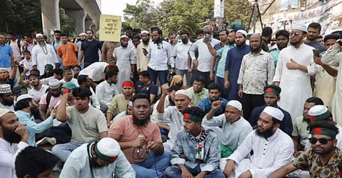 আ.লীগ নিষিদ্ধের দাবিতে শাহবাগে বিক্ষোভ, জন সাধারণের ভোগান্তি