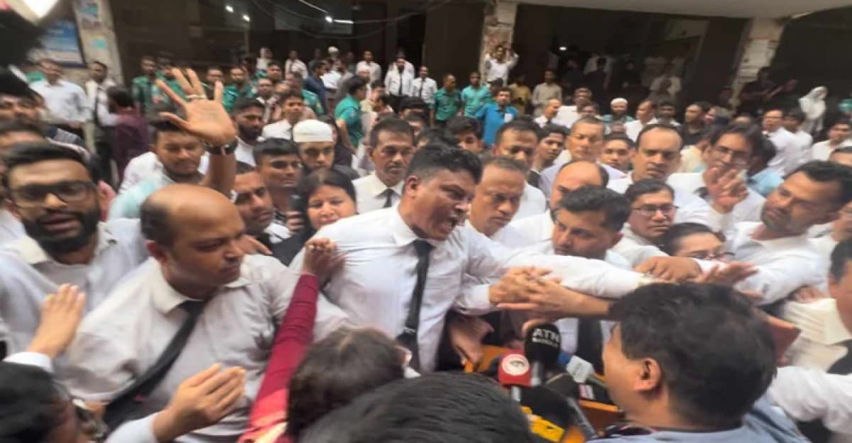 আদালতে সাংবাদিকদের ওপর চড়াও আইনজীবীরা, দেখে নেওয়ার হুমকি