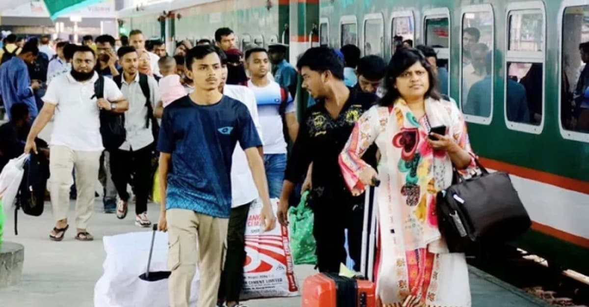 ট্রেনে ঈদযাত্রা শুরু, নাড়ির টানে বাড়ির পানে ছুটছে মানুষ