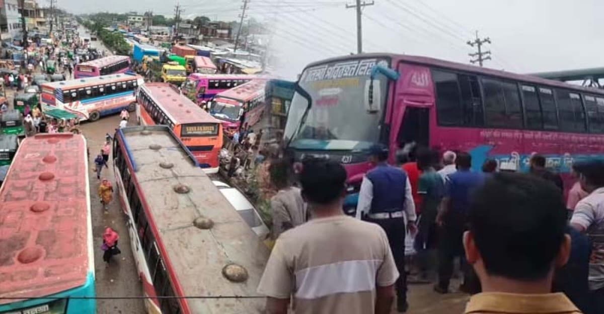 শ্রীপুরে মারধর ও চাঁদাবাজির প্রতিবাদে পরিবহন শ্রমিকদের মহাসড়ক অবরোধ