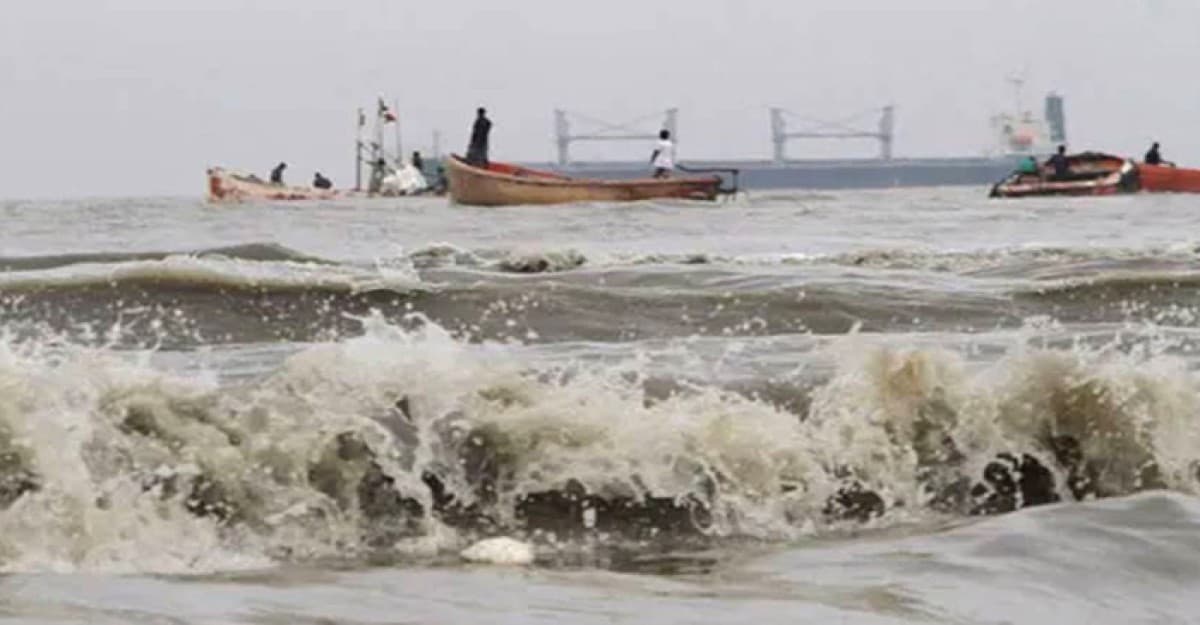 ভারী বৃষ্টির আভাস, সমুদ্র বন্দরে ৩ নম্বর সতর্ক সংকেত