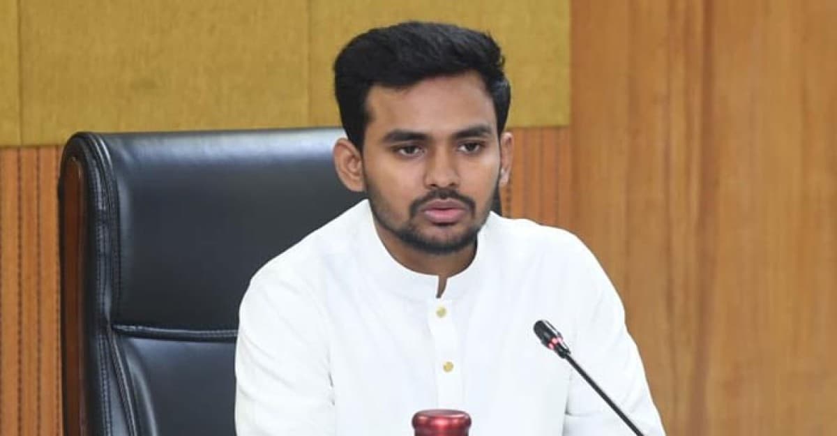 অভিশপ্ত ‘নৌকা’ কোন বিবেচনায় শিডিউলভুক্ত করতে পাঠালেন: আসিফ মাহমুদ