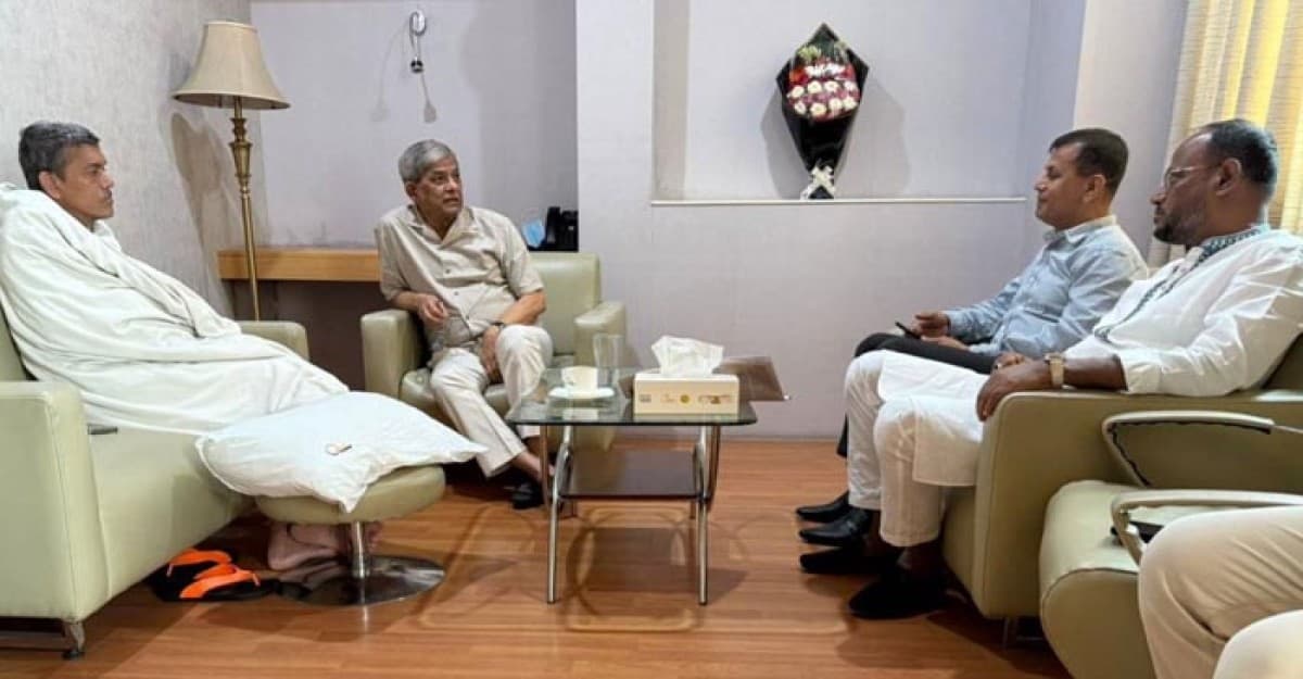 রফিকুল ইসলামকে দেখতে হাসপাতালে গেলেন মির্জা ফখরুল