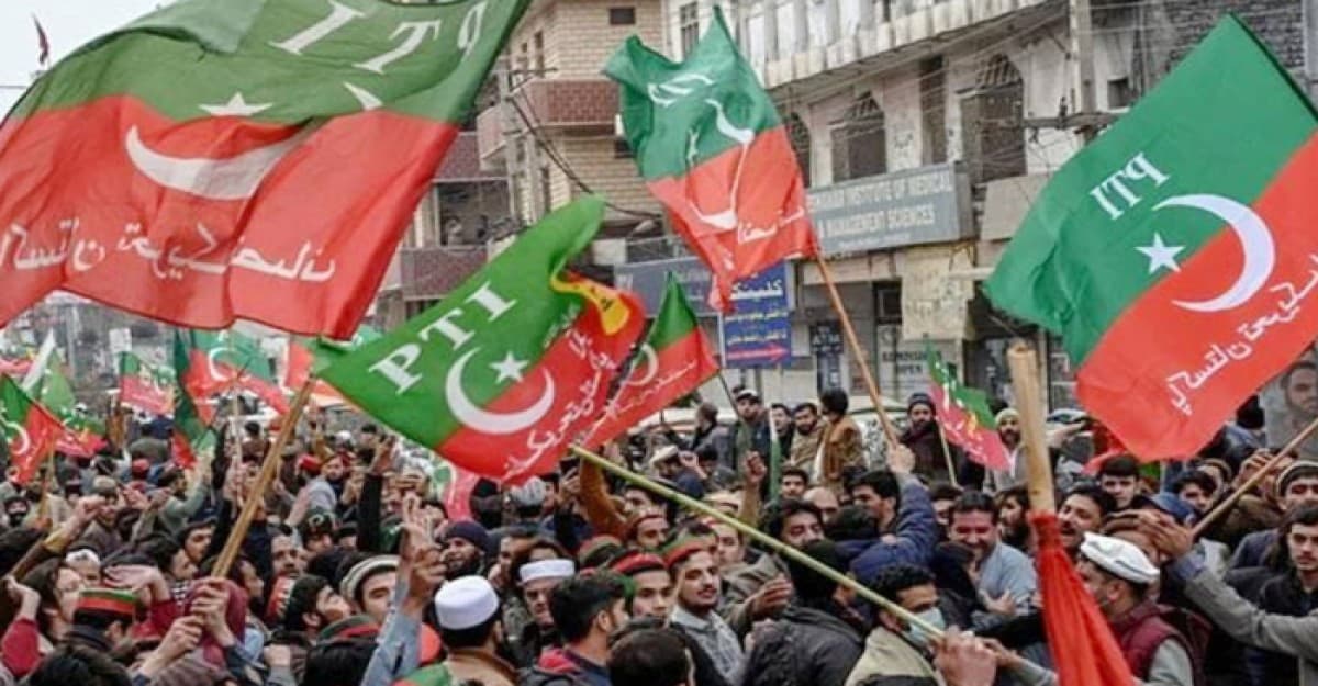 ইমরান খানের মুক্তির দাবিতে ফুঁসে উঠেছে পাকিস্তানের জনতা