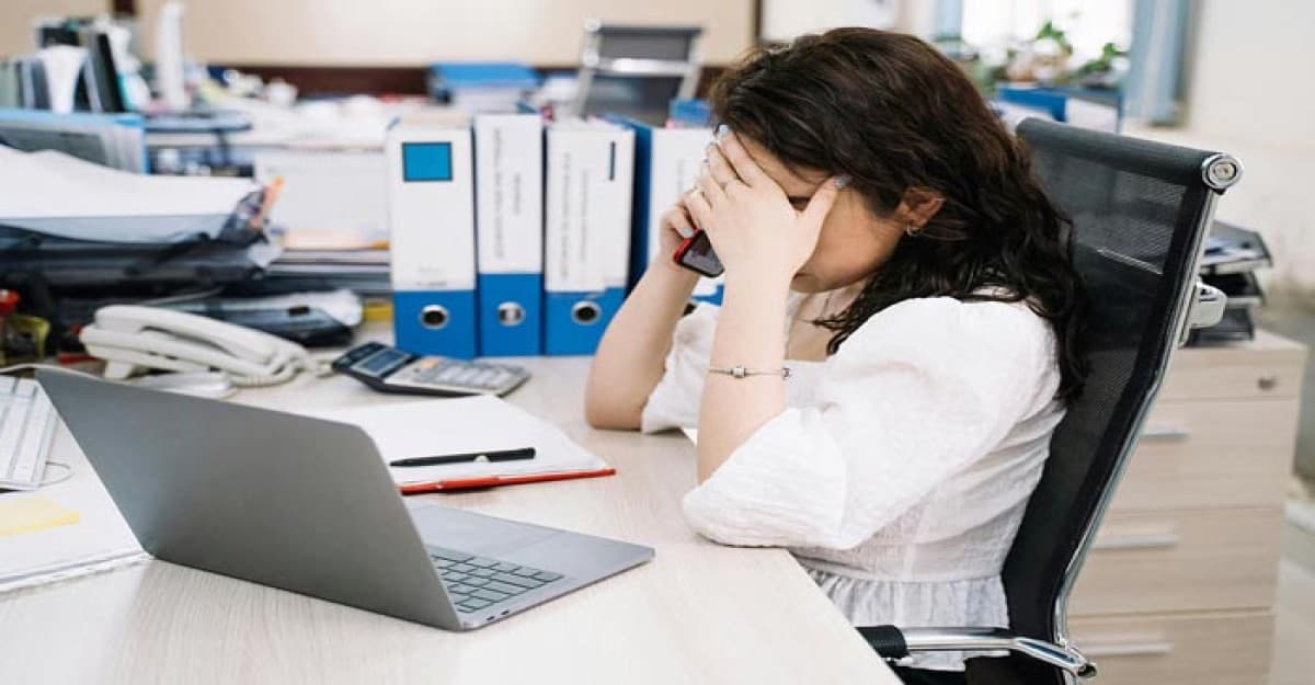 অফিসে দীর্ঘক্ষণ কম্পিউটারের সামনে বসে শরীরের যে ক্ষতি করছেন