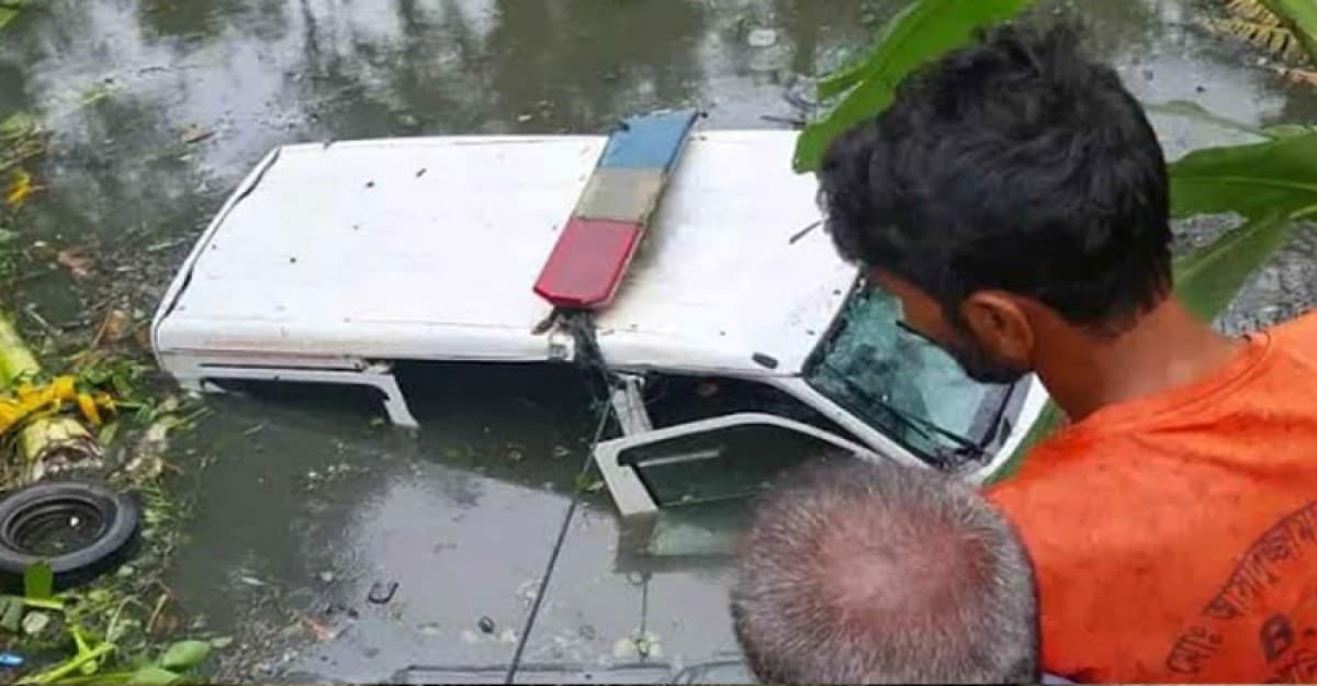 স্বামীকে হাসপাতালে নিয়ে যাওয়ার পথে অ্যাম্বুলেন্স খাদে পড়ে স্ত্রীর মৃত্যু