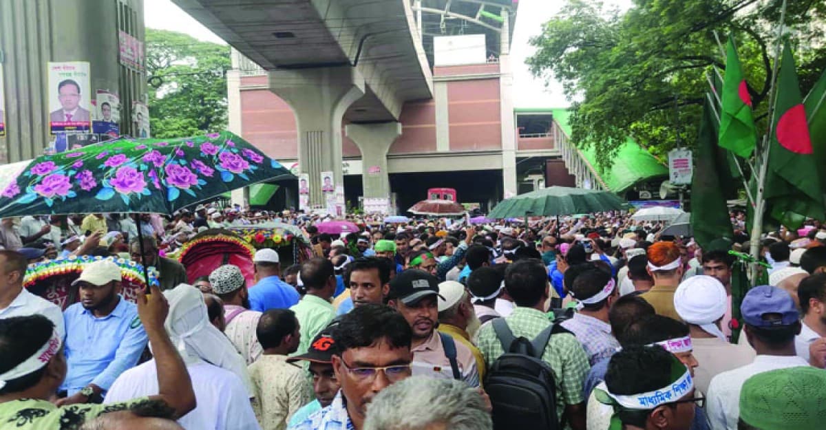 হাজারো শিক্ষক প্রেস ক্লাবের সামনে, তোপখানা রোডে যান চলাচল বন্ধ