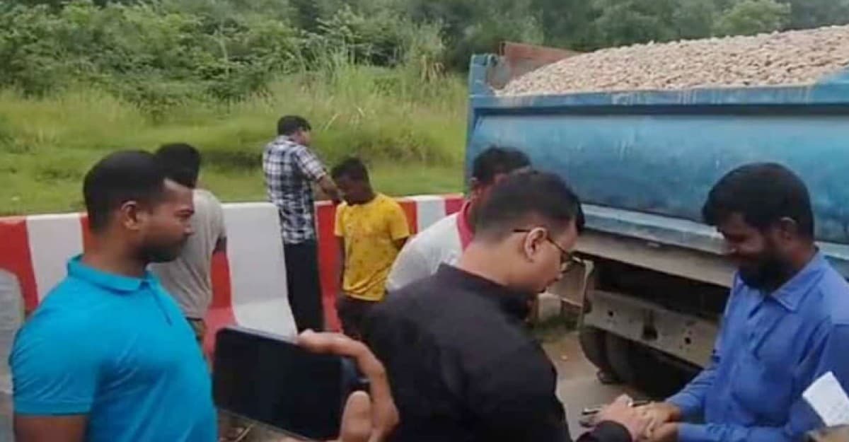 সিলেটে অবৈধ পাথর উত্তোলনে বড় অভিযান, ৭০ ট্রাক জব্দ