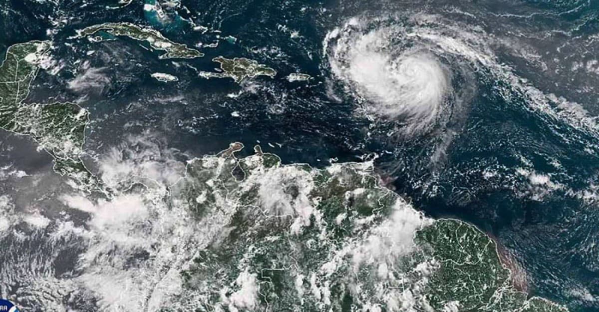 ঘণ্টায় ২৬০ কিলোমিটার বেগে ধেয়ে আসছে হ্যারিকেন ‘অ্যারিন’