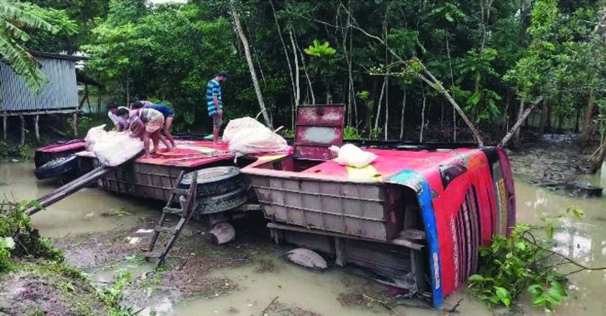 ঢাকা-বাউফল মহাসড়কে যাত্রীবাহী বাস উল্টে পুকুরে, ১০ আহত