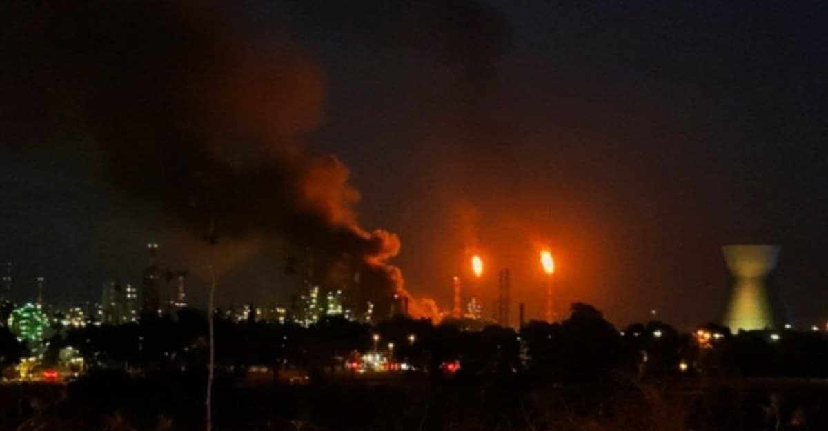ইসরাইলের তেল শোধনাগারে ইরানের হামলা, নিহত ৩