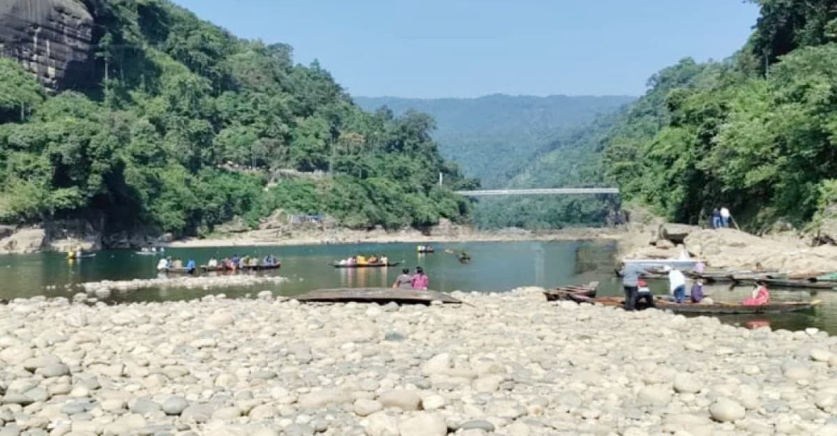 জাফলংয়ে পাথর লুট, দেড়শ অজ্ঞাতনামা আসামির বিরুদ্ধে মামলা