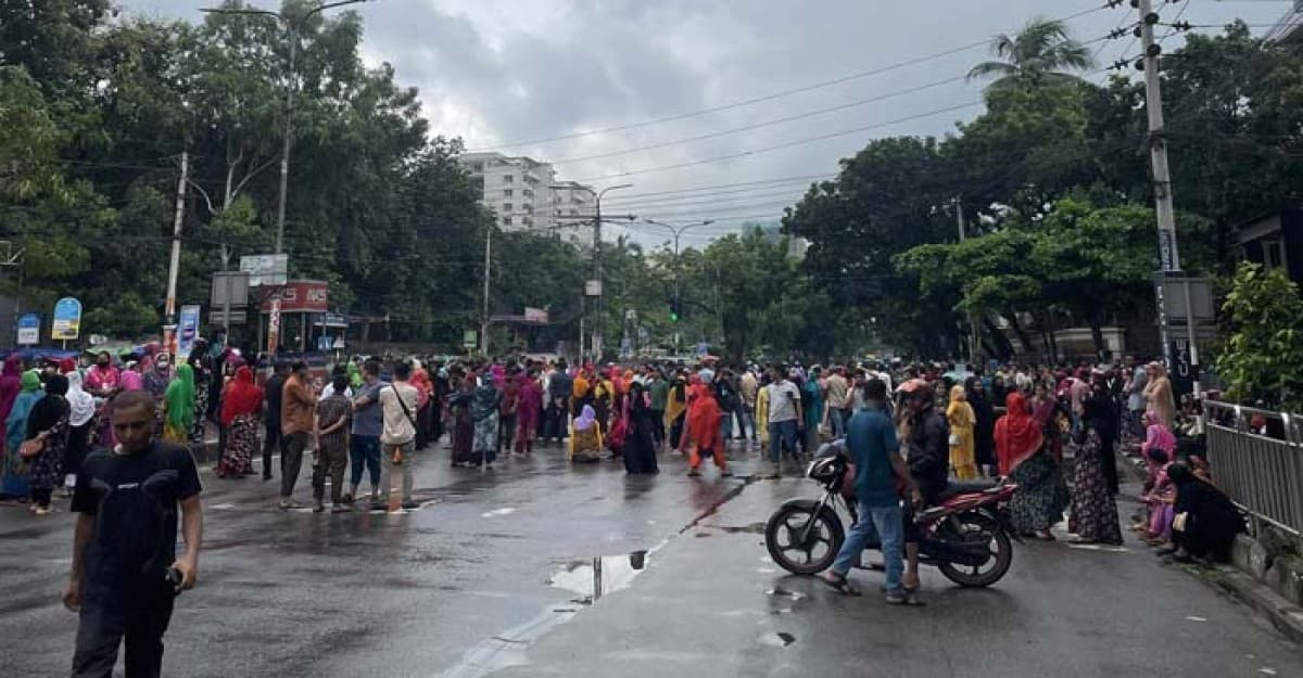 তেজগাঁওয়ে গার্মেন্টস বন্ধ, শ্রমিকদের বিক্ষোভে স্থবির যান চলাচল