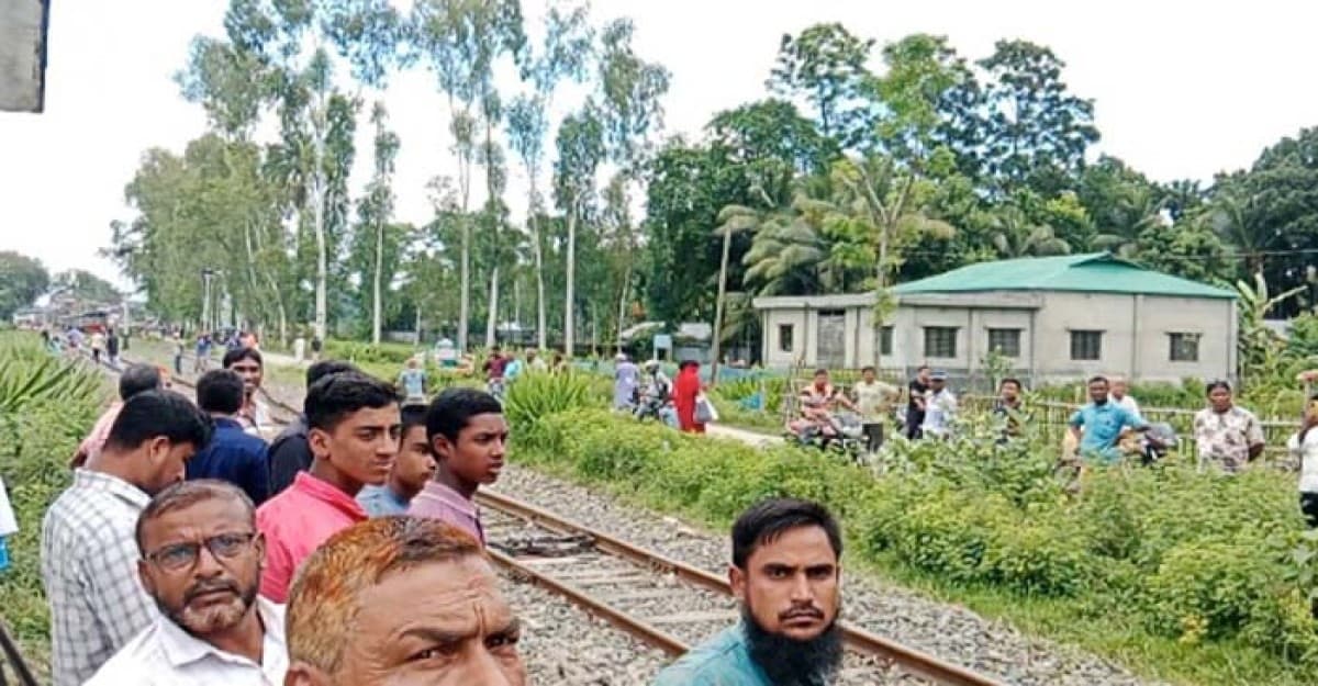 অল্পের জন্য রক্ষা পেলেন ২ ট্রেনের হাজারো যাত্রী