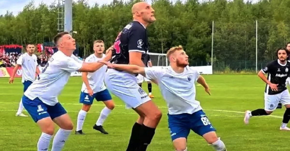 বিশ্বের সবচেয়ে লম্বা ফুটবলার পাভেল পদকোলজিনের অভিষেক