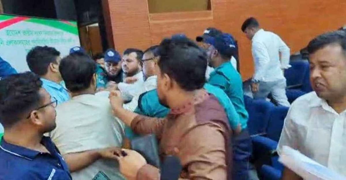 ব্রাহ্মণবাড়িয়া-২ ও ৩ আসনের শুনানিতে সিইসির উপস্থিতিতেই হাতাহাতি