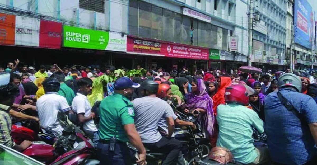 বনানীতে পোশাকশ্রমিকদের সড়ক অবরোধ, তীব্র যানজট