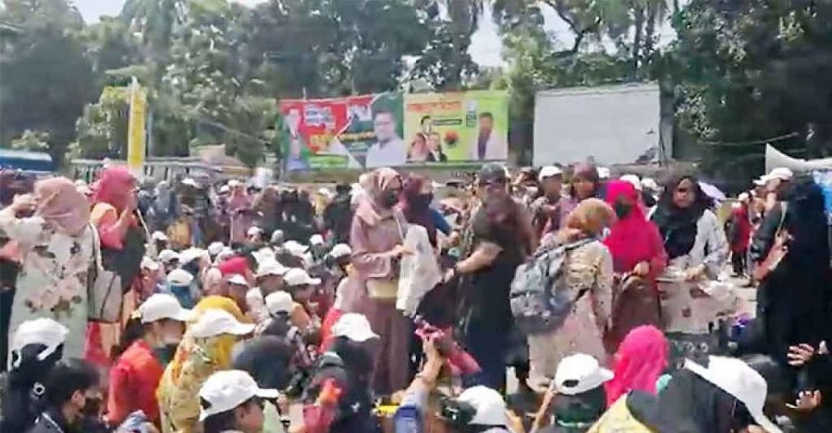 টেকনিক্যাল মোড়ে সড়ক অবরোধ করেছে শিক্ষার্থীরা