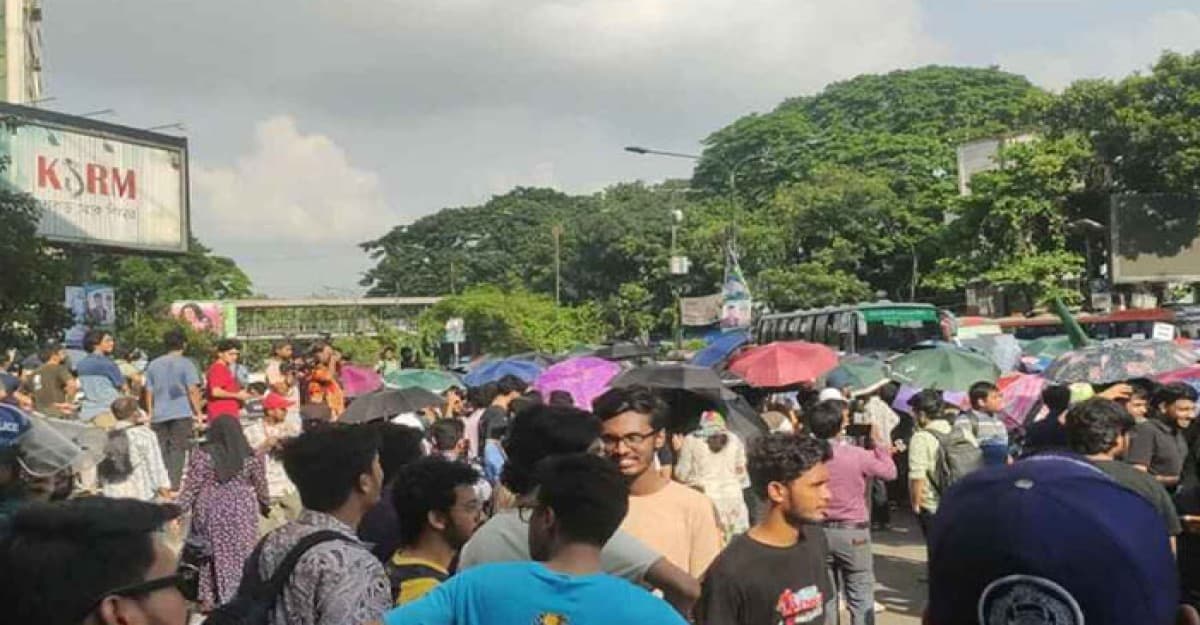 শাহবাগ মোড় অবরোধ করল বুয়েট শিক্ষার্থীরা
