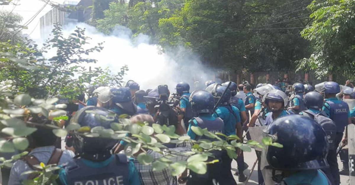 শিক্ষার্থীদের পুলিশের ধাওয়া, টিয়ারশেল-সাউন্ড গ্রেনেড নিক্ষেপ