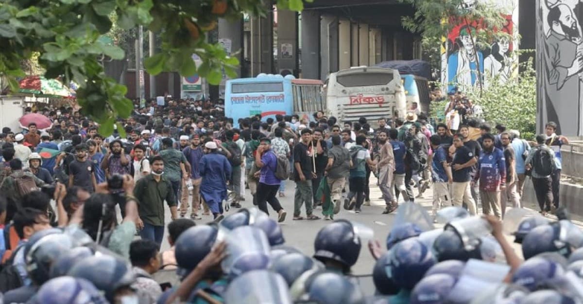 শাহবাগে পুলিশ-শিক্ষার্থী সংঘর্ষে সাংবাদিকসহ ৬ জন আহত
