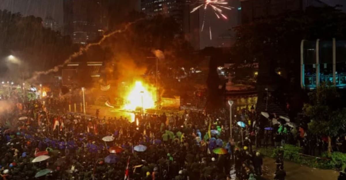 ইন্দোনেশিয়ার সংসদে আগুন দিলেন বিক্ষোভকারীরা, পুড়ে নিহত ৩