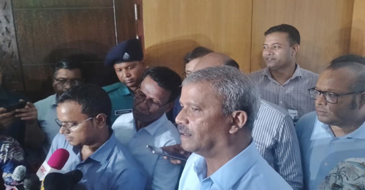 গুজব-গুঞ্জন নিয়ে বিচলিত হওয়ার কিছু নেই: আইন উপদেষ্টা