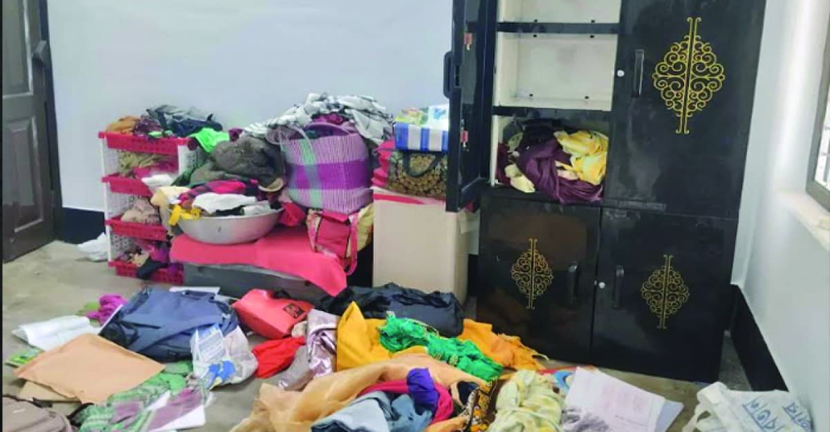 মধ্যরাতে রাবি শিক্ষকের বাসার তালা ভেঙে সোনার গয়না ও টাকা চুরি