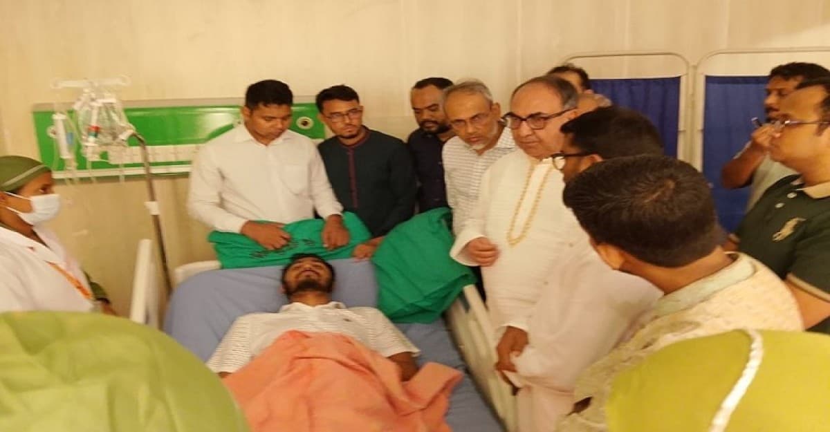 হাসপাতালে নুরকে দেখতে গেলেন মির্জা আব্বাস