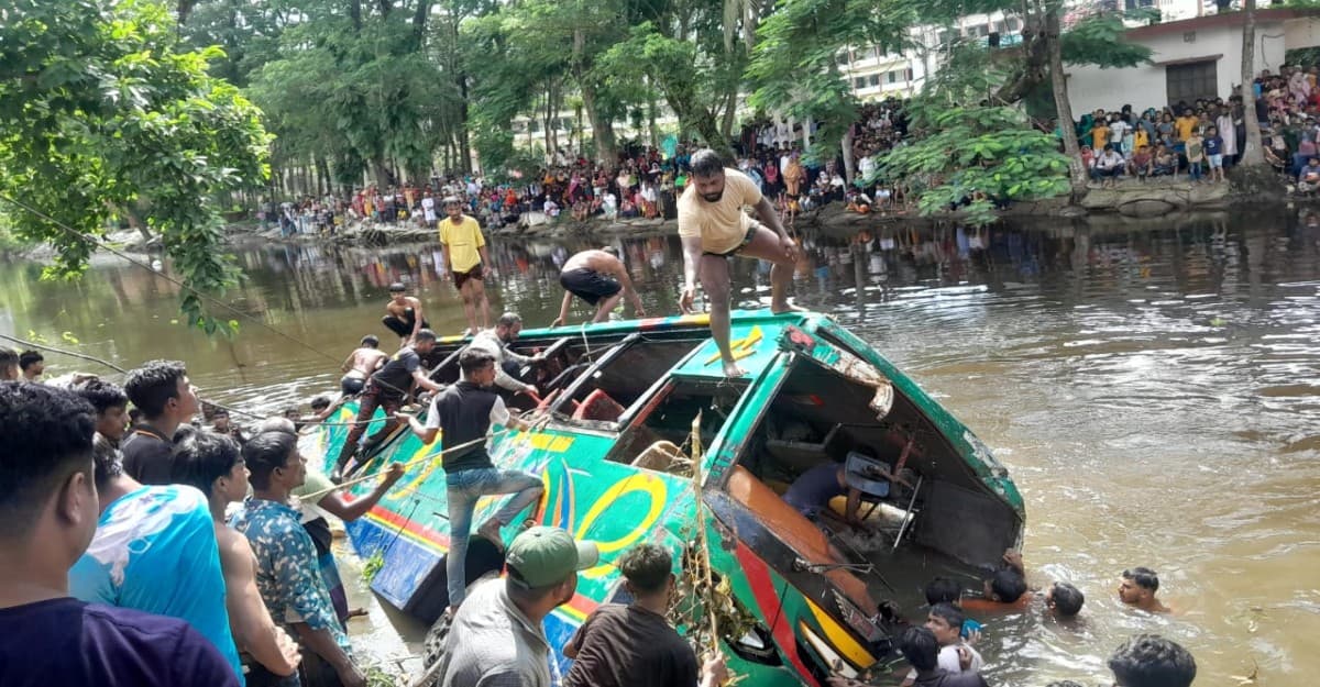 লক্ষ্মীপুরে খালে বাস, নিহত বেড়ে ৫