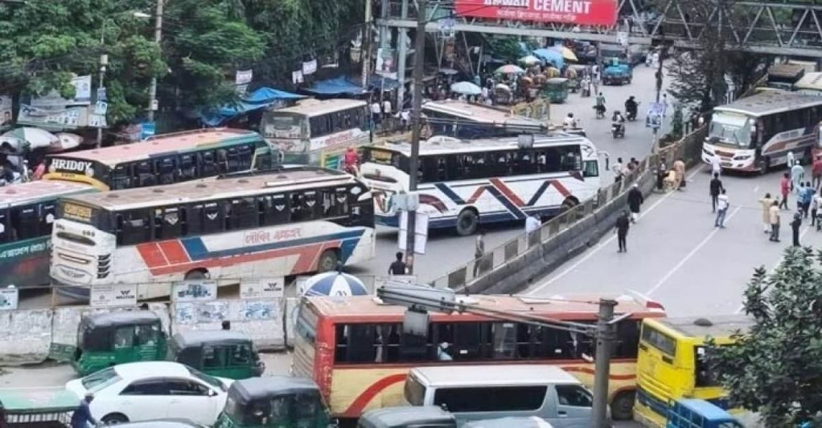 মহাখালীতে শ্রমিকদের সড়ক অবরোধে তীব্র যানজট